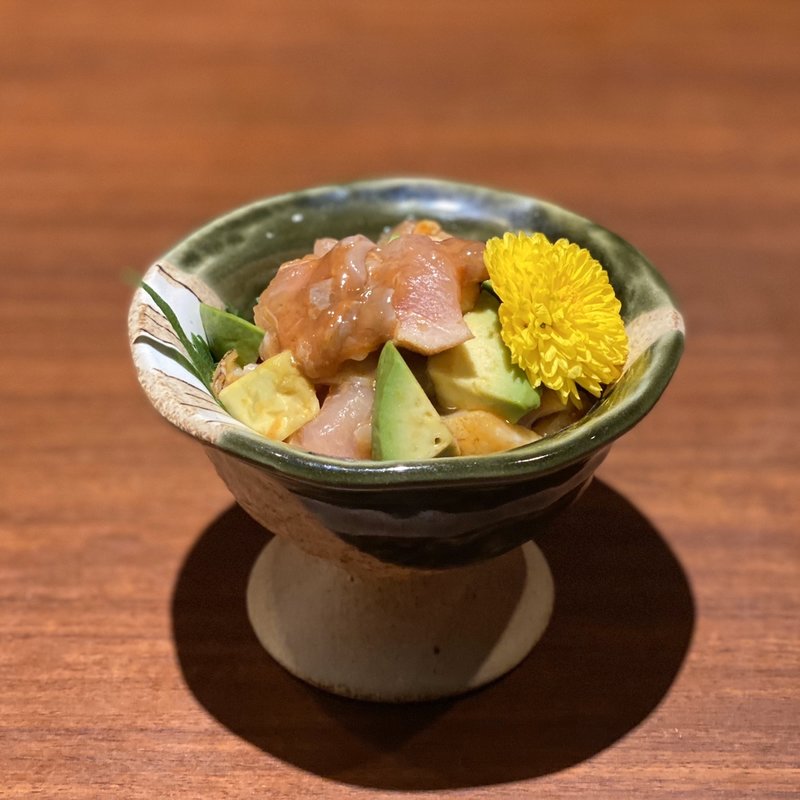 さつま知覧どりとアボカドの酒盗和え(純系名古屋コーチン 鶏や なか山 名古屋駅店)