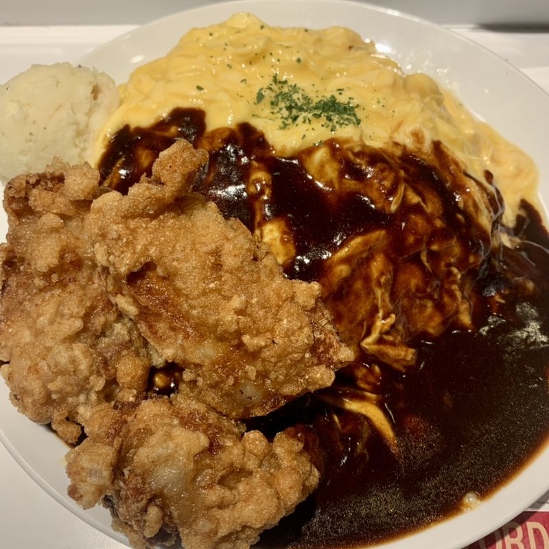 唐揚げオムライス+マッシュポテト(男のオムライス EGG BOMB 新橋店)