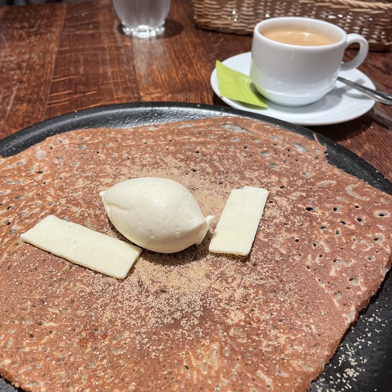 北海道バターとブラウンシュガー　生クリーム添え(ブレッツカフェ クレープリー 表参道店)