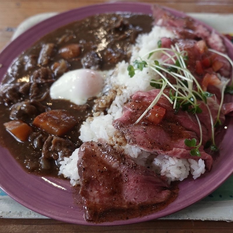 ローストビーフとスパイカレーのハーフ＆ハーフ(cafe and dining Limpid （カフェ＆ダイニング リンピッド）)