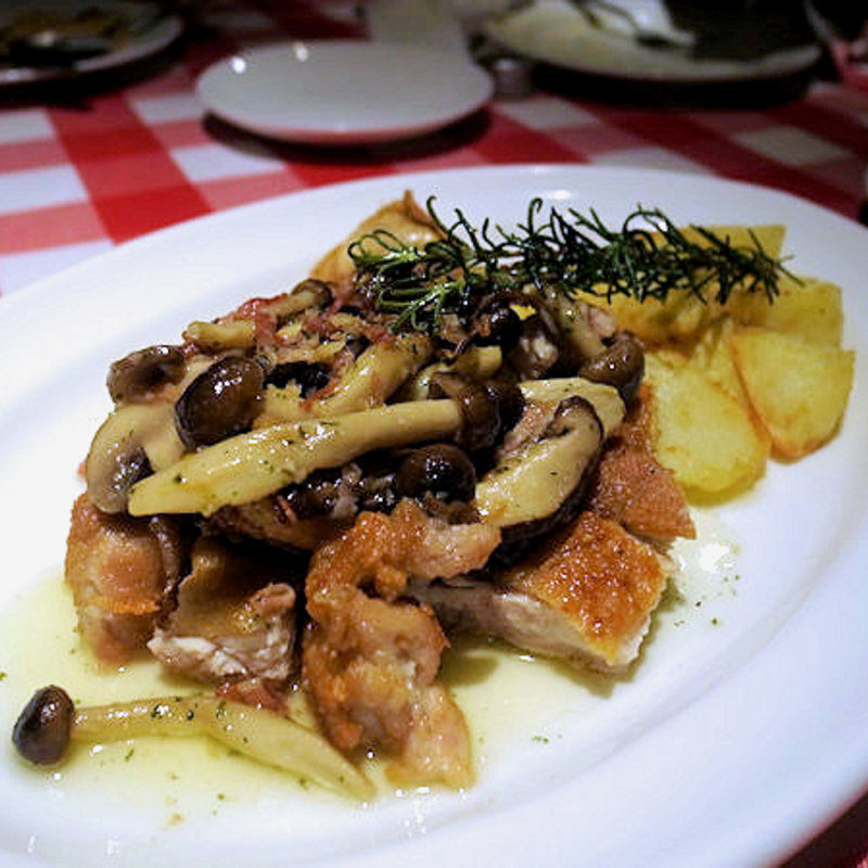 チキンのソテー ～ガーリックキノコソース～(赤いどうくつ)