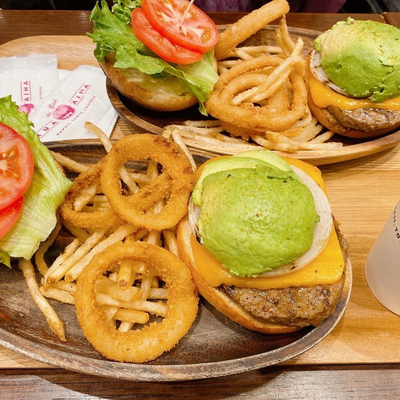 厚切りチェダーアボカドバーガー(KUA`AINA 横浜ベイクォーター店)