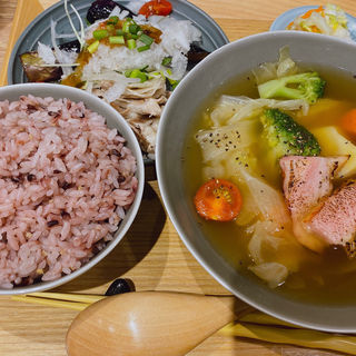 厚切りベーコンと温野菜のだしポトフと雑穀ごはん(ごはんすすむ 横浜ポルタ店)