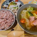 厚切りベーコンと温野菜のだしポトフと雑穀ごはん(ごはんすすむ 横浜ポルタ店)