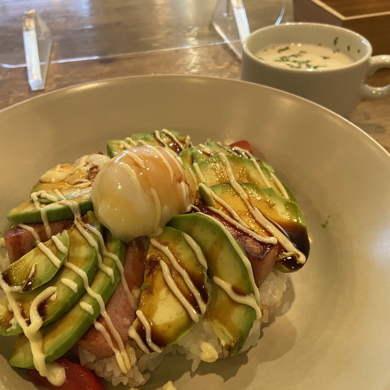 やみつきアボカドスパム丼(アボカフェ)