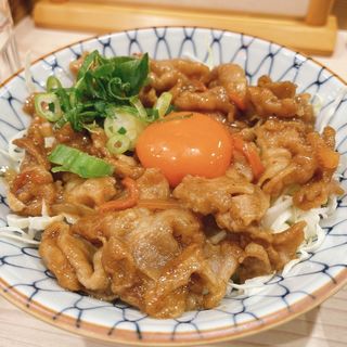 豚バラ月見焼肉丼(ラーメン専科 竹末食堂)