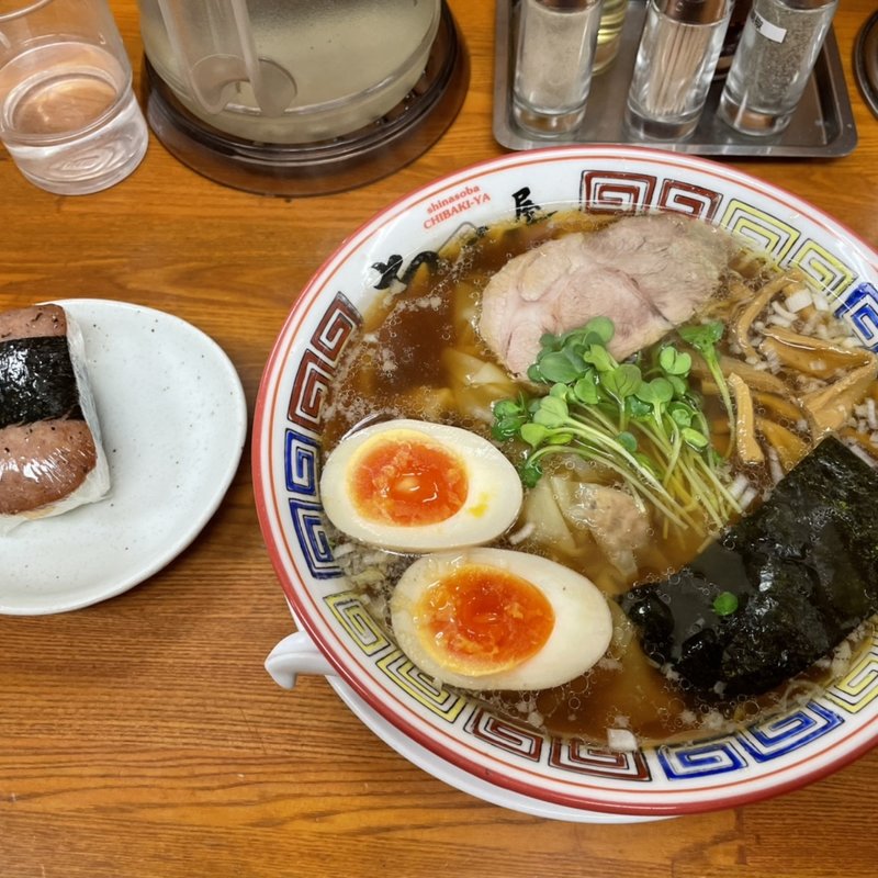 わんたんそば、煮卵、アメリカンおむすび(ちばき屋)