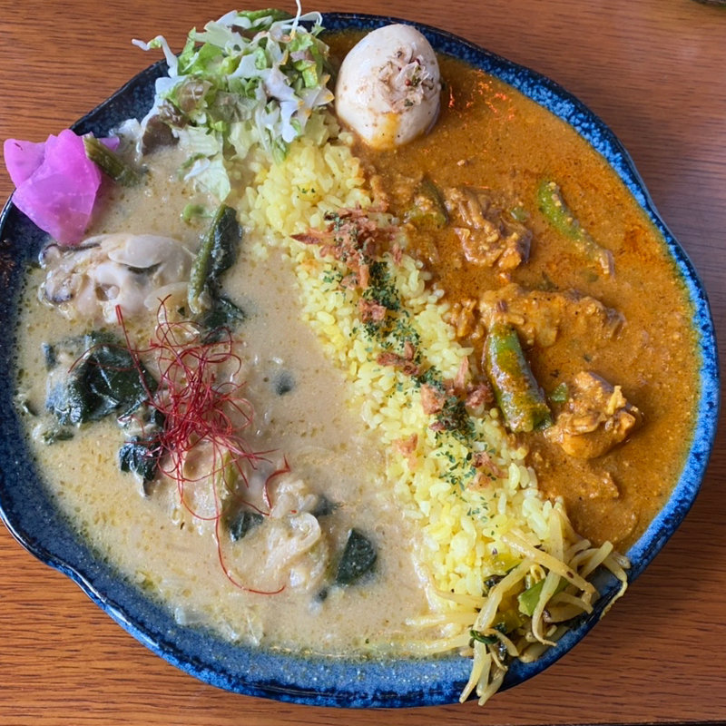 スパイシーチキンカレーと牡蠣のグリーンカレー(Satya)
