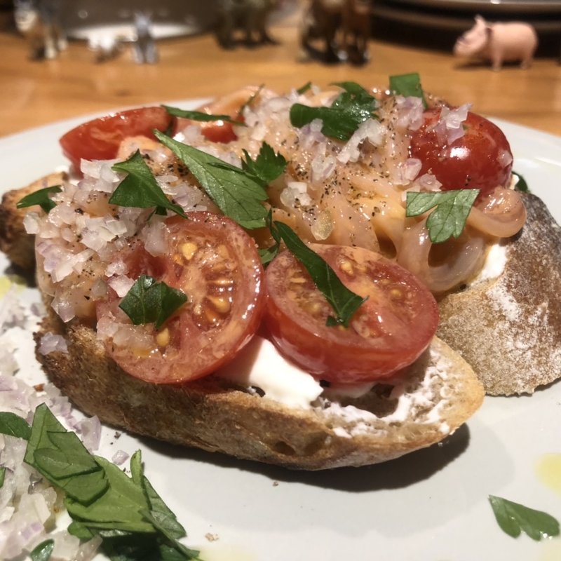 塩辛タルティーヌ(Ata 虎ノ門)