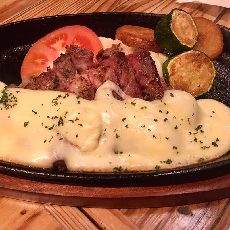 アンガスビーフステーキ with メルトチーズソース(アロハテーブル　仙台PARCO)