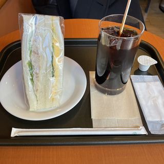 タマゴツナミックスサンドとアイスコーヒー(カフェ・ベローチェ 飯田橋駅東口店 )