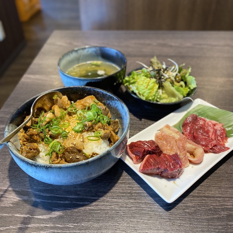 選べるセットメニュー(もつ煮丼、ロース、せせり、ハラミ、サラダ、スープ)(ほるたん屋 春日井南下原店)
