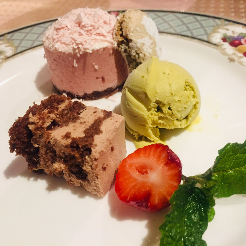 クリスマス仕様のデセール(フランス厨房 旬彩 中央駅店 )