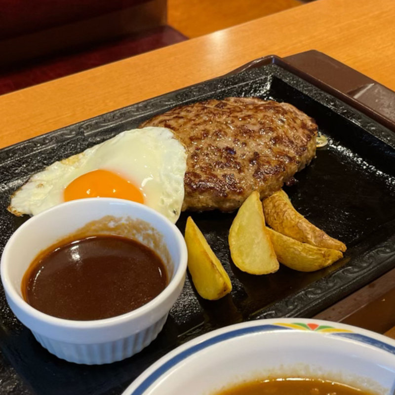 目玉焼きハンバーグ(ステーキガスト 栄鍛冶ヶ谷店)