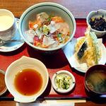 海鮮丼 天ぷら付き(おおいり 重留本店)