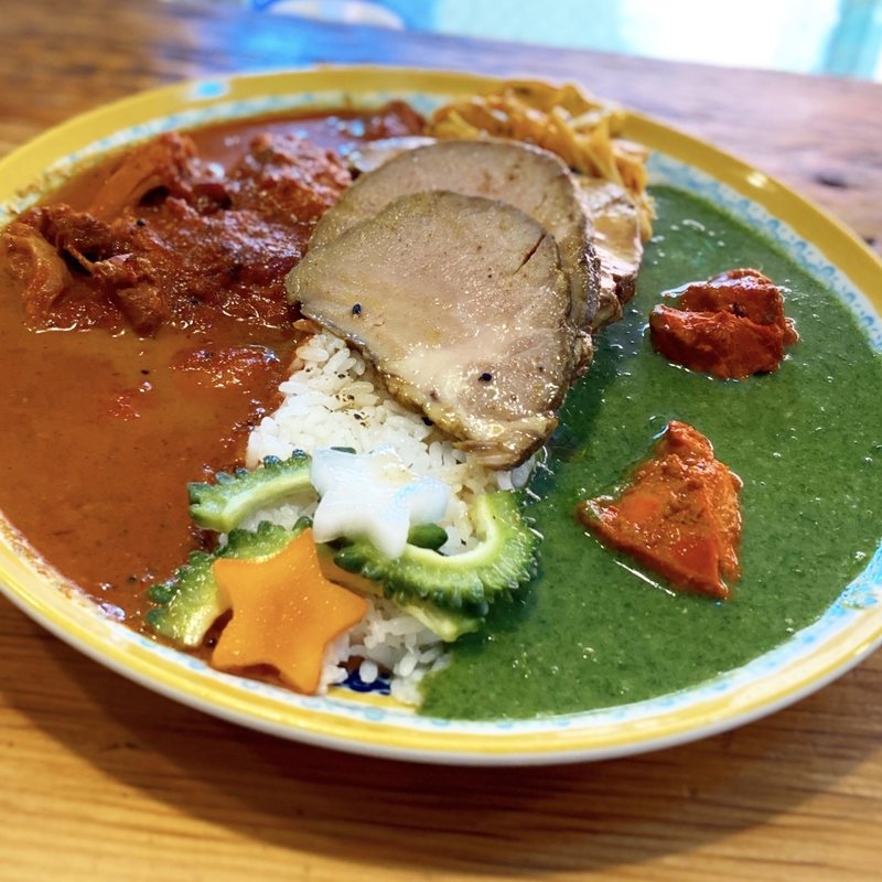 サンラサー×オクムライスカレー スペシャルコラボカレープレート（トッピング:アチャーリーローストポーク、エノキのアチャール）(サンラサー)