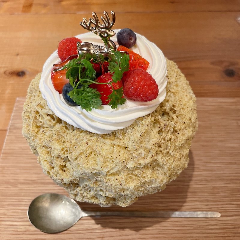 ピスタチオにフレッシュベリーと柚子(氷とお芋の専門店　らんらん)