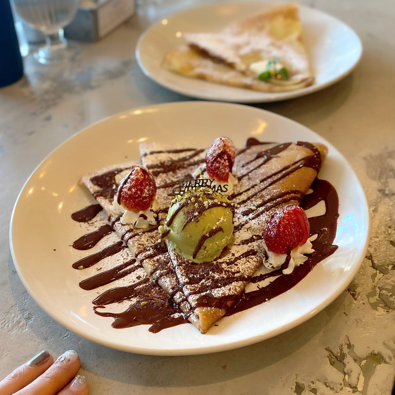 苺とピスタチオアイスの自家製チョコソースかけ(cafe星星峡)