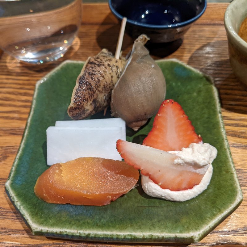 アワビツブ貝、苺白和え、カラスミ(松陰鶴水)