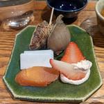 アワビツブ貝、苺白和え、カラスミ(松陰鶴水)