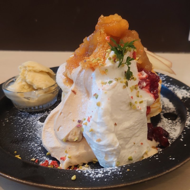 りんご煮とキャラメルクリーム ピスタチオアイス添え(uzna omom 原宿本店)