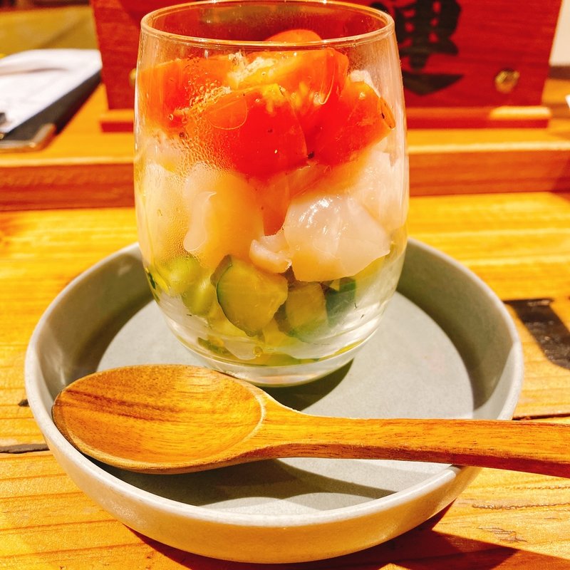 ホタテとトマトのカクテルサラダ(立呑処 ハチハチ )