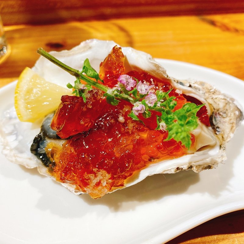 生牡蠣といくらの醤油漬け 自家製ポン酢ジュレと塩で(立呑処 ハチハチ )
