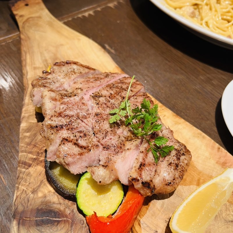 恋する豚の肩ロース厚切りステーキ(カフェ・イルマーレ)