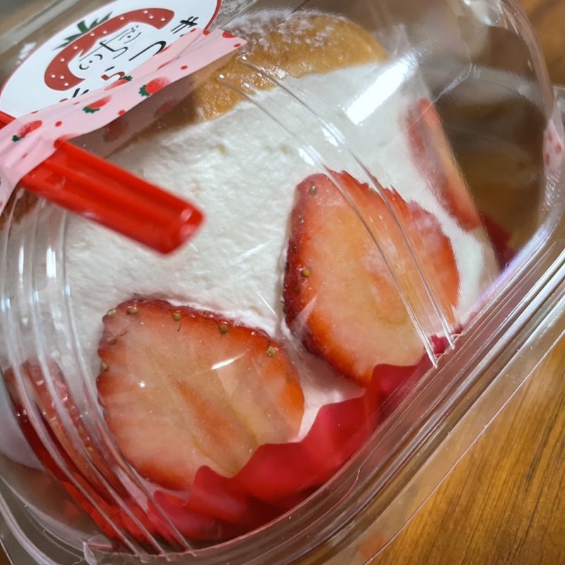 いちごマリトッツォ(築地そらつき )