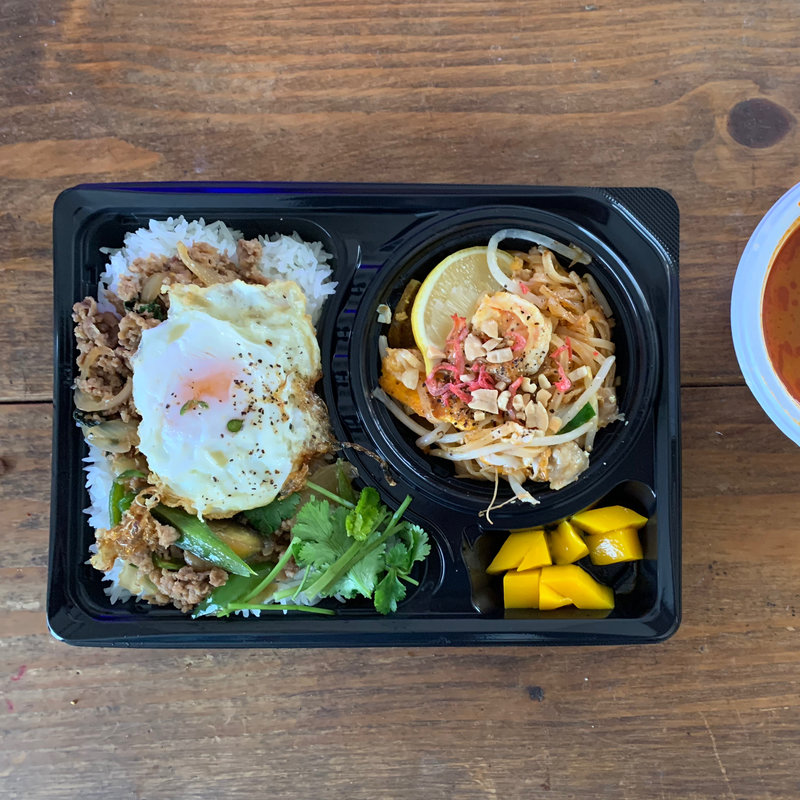 パッタイとガパオライスのW弁当　トムヤムクンスープ小(BACK PACKER’S LUNCH (バックパッカーズランチ) 星川店)