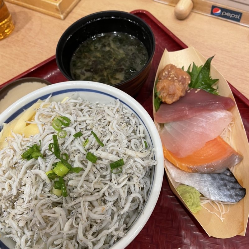 しらす丼と刺身定食(築地食堂源ちゃん 川崎アゼリア店)
