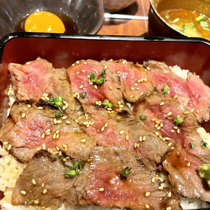 黒毛和牛霜降りステーキ重(肉卸小島(ニクオロシコジマ))