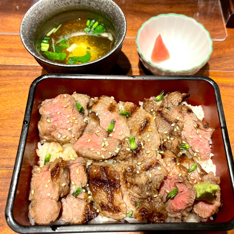 霜降り和牛尾花沢ステーキ重(肉卸小島(ニクオロシコジマ))