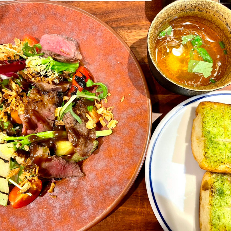 霜降り和牛尾花沢ステーキサラダ仕立て(肉卸小島(ニクオロシコジマ))