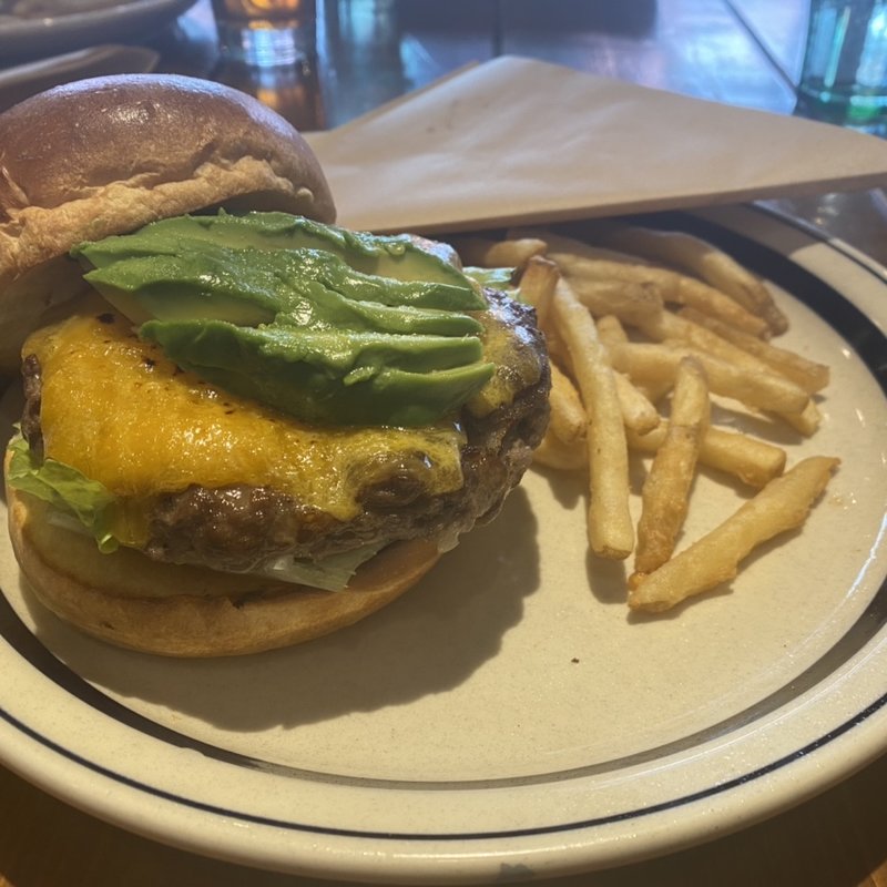 アボカドチーズバーガー(HangOut HangOver 西武新宿 Brick St.店)