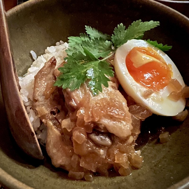 フィリピン風手羽先の煮込み丼(ニノマエ（一）)