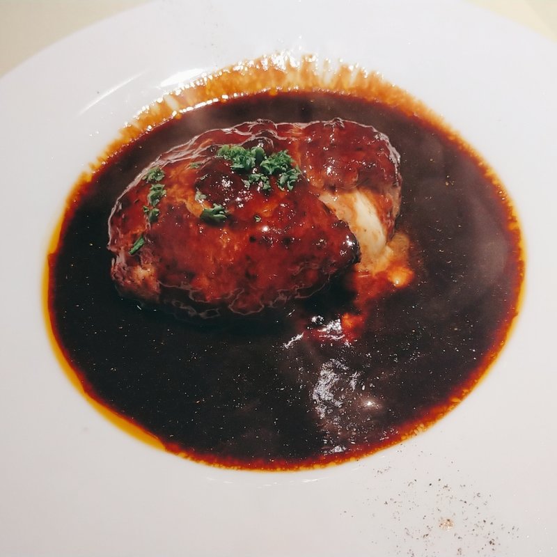 デミグラスソースのハンバーグ(チーズ入り)(conel)