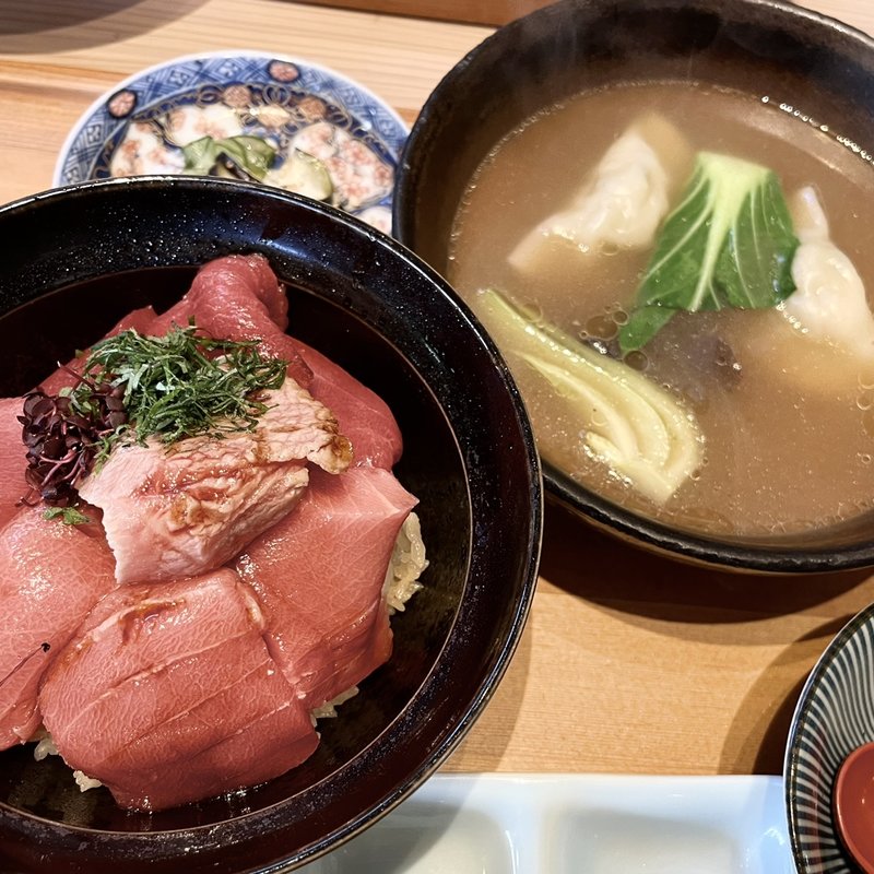 生まぐろ鉄火どんぶり（炊き餃子付）(生本まぐろ 炊き餃子 井上)