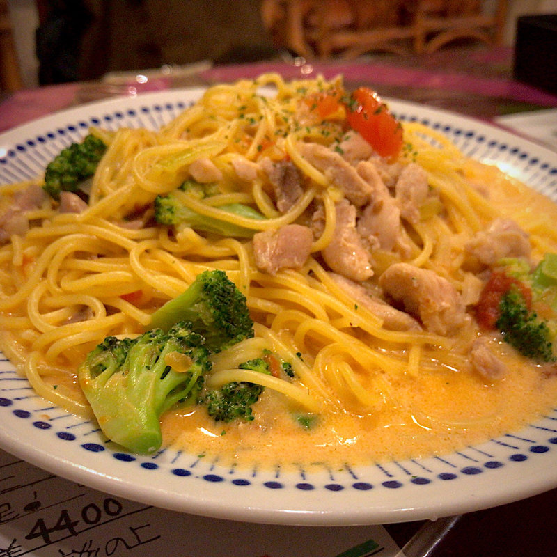 チキンとブロッコリートマトクリームソース(チロル )