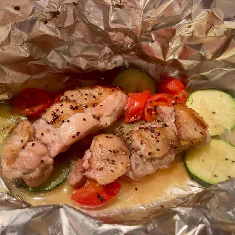 トマトとモモ肉オイル蒸し(やじろう)