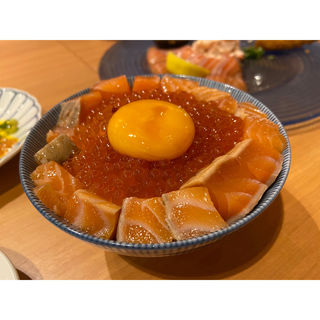 炙り漬けサーモンとイクラのたまごかけご飯(サーモンパンチ 金山店)
