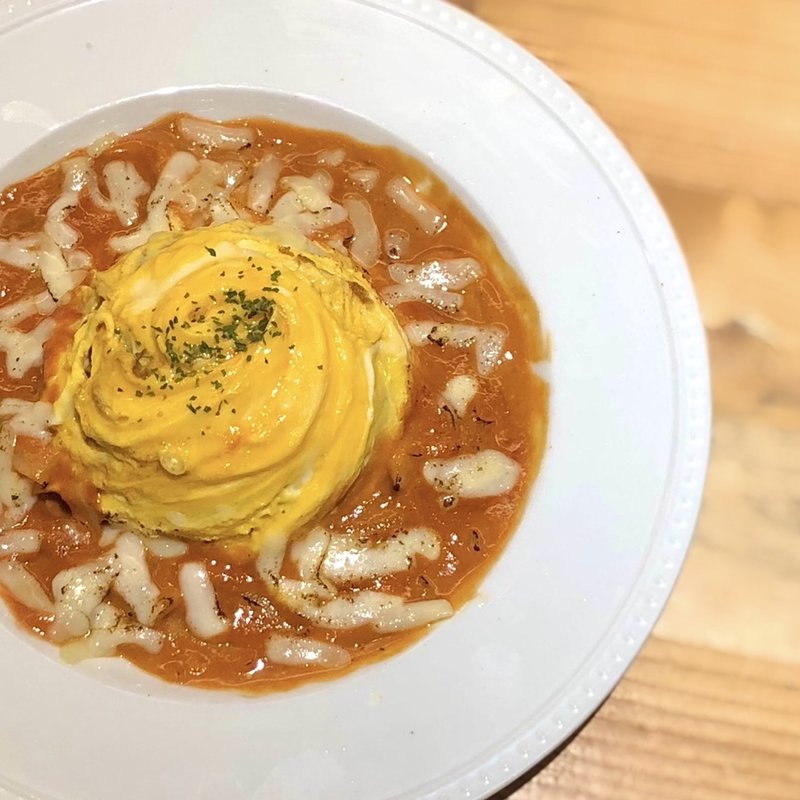 とろ〜りチーズとクリーミィーナポリタン風オムライス(COLONY by EQI 心斎橋アメ村店)