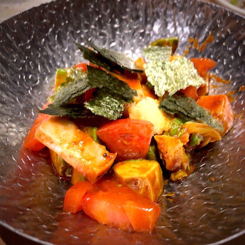 蒸し鶏とアボカドの辛味和え(炉端焼き居酒屋かぶと)