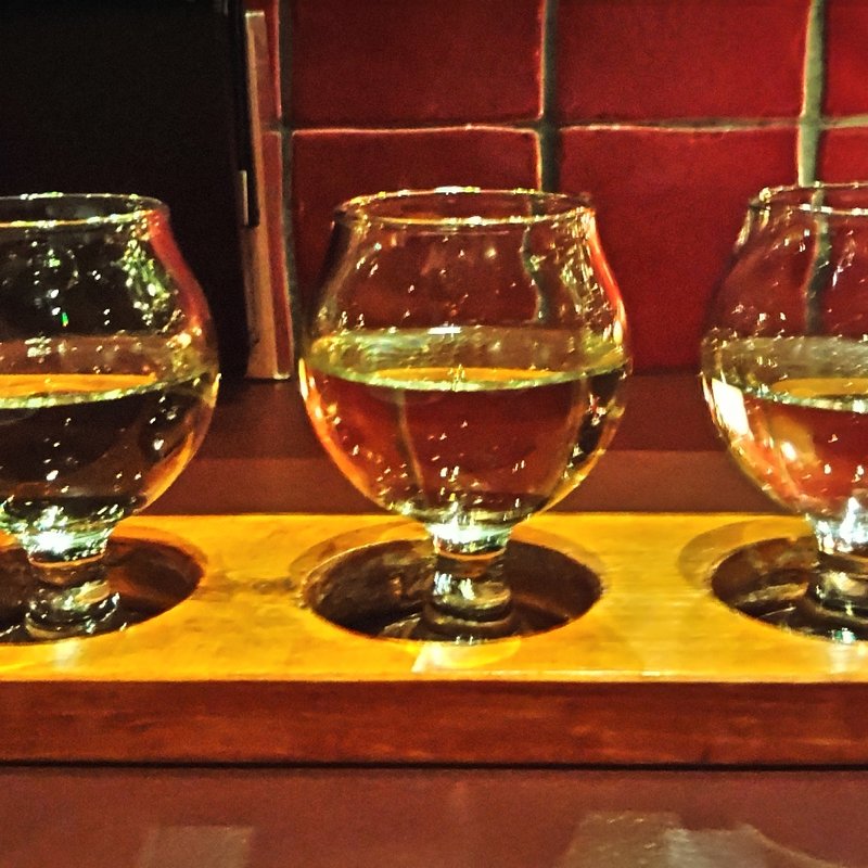 白ワイン飲み比べ(ビストロ オオカミ2 Duex)