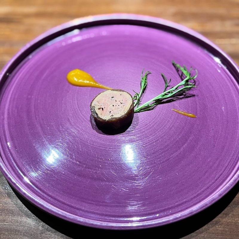 スペシャリテ フォアグラのコンフィ 大根の奈良漬巻 マンゴーソース添え(りょうりや ステファン　パンテル （Ryoriya Stephan Pantel）)