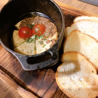 カマンベールチーズとトマトのアヒージョ(MATOI-YA 表参道店)