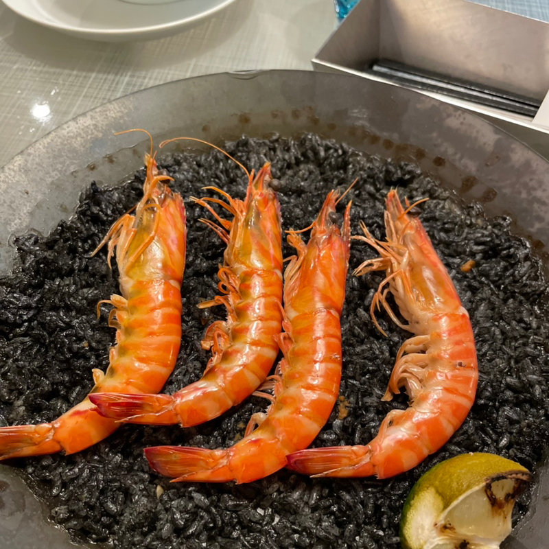 竹富島産クルマエビと竹炭のパエリア(HIYORI Ocean resort)