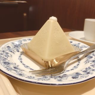 ピラミッドケーキ　ホワイトショコラ～2種のベリーソース～(ドトールコーヒーショップ 新川永代通り店 )