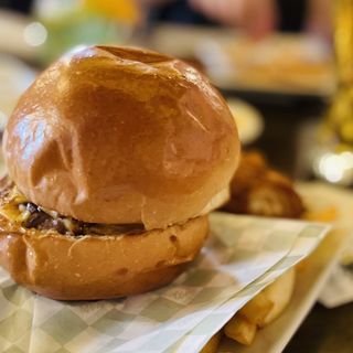 デミチーズアースバーガー(シェイクツリー バーガー＆バー （shake tree burger&bar）)