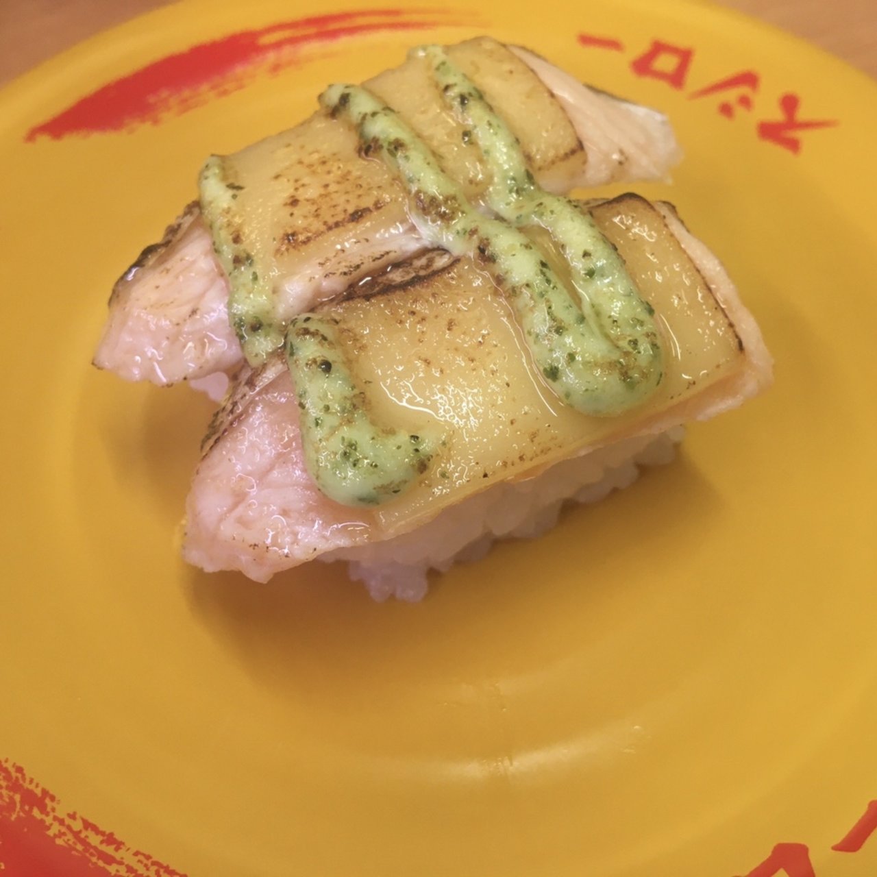 炙りバジルサーモンページ スシロー「炙りサーモンバジルチーズ」 - えん食べ